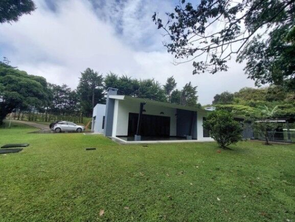 Se vende lujosa casa con amplio lote plano en Ángeles de Heredia 25-1255 en Ángeles, San Rafael, Heredia — $700,000
