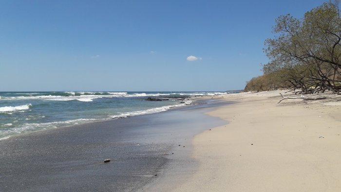 Lote en Venta Frente a Playa Lagartillo, Guanacaste en Santa Cruz, Guanacaste — $3,880,000 - Foto 3 de 4