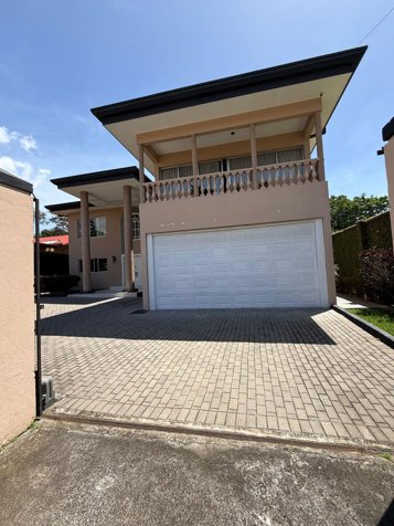 [Alquiler] Residencia de lujo en Ciudad Colón – Piscina en Colón, Mora, San José — $4,800 - Foto 2 de 6