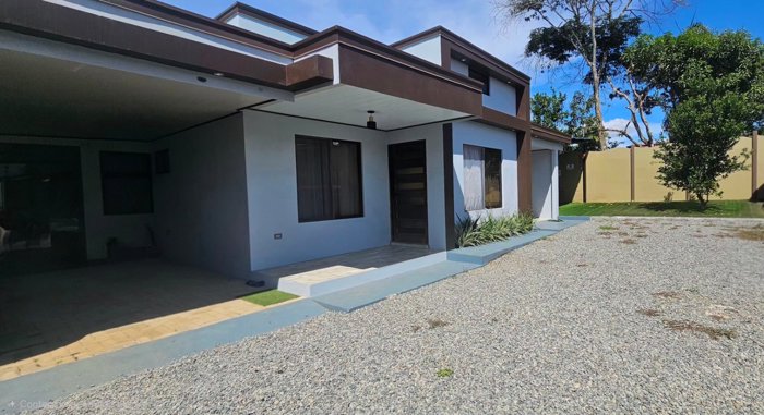 Casa con piscina privada en Daniel Flores, Pérez Zeledón, San José — ₡ 550 000