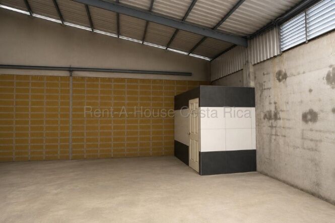 Venta de Bodega Comercial en La Unión-Concepción de Cartago. RAH 27-161 en Concepción, La Unión, Cartago — $400,000