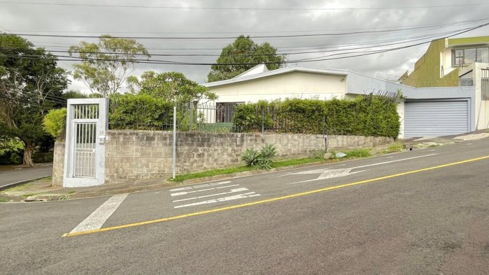 Venta de casa esquinera de una planta con jardín #27-289 GS in San Rafael, Escazú, San José — $275,000