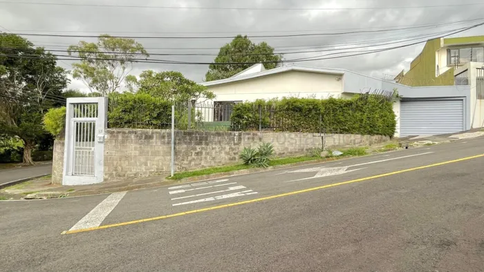 Venta de casa esquinera de una planta con jardín #27-289 GS in San Rafael, Escazú, San José — $275,000 - Photo 3 of 12