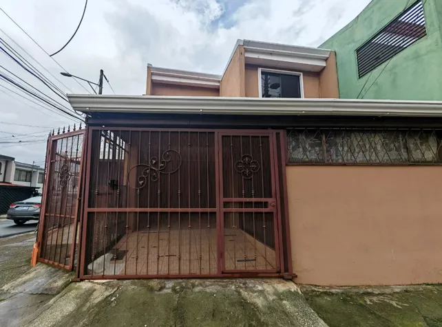 Casa esquinera con apartamento en Los Lagos II, Ulloa, Heredia en Ulloa, Heredia — ₡ 59 000 000 - Foto 3 de 34