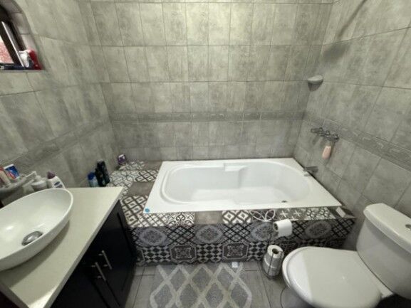 Se vende espaciosa casa con patio en San Francisco Heredia 25-2030 en San Francisco, Heredia — $215,000 - Foto 3 de 21