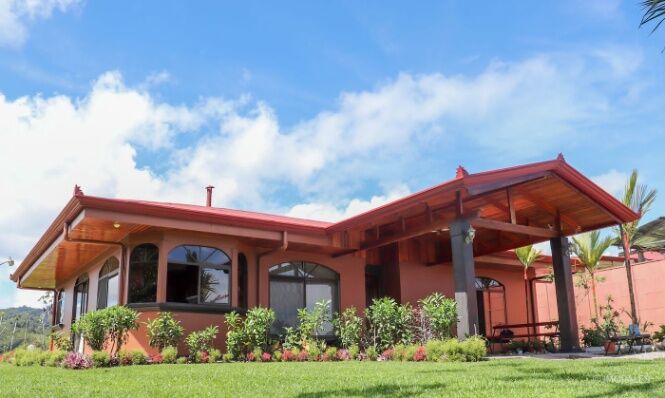 Venta de Casa con Vista Panorámica Terreno de 2.033 m² San Vito, Coto Brus, Puntarenas-Costa Rica. in San Vito, Coto Brus, Puntarenas — $225,000