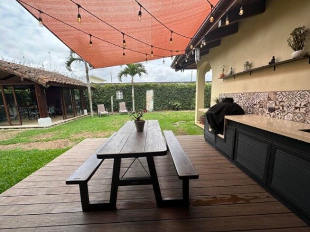 Exclusiva Mansión con Amplios Jardines en Santo Domingo de Heredia en Santo Domingo, Heredia — $850,000
