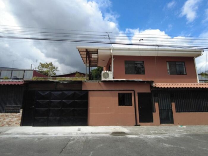 CASA EN VENTA EN SANTO DOMINGO DE HEREDIA en Santo Domingo, Heredia — ₡ 130 000 000