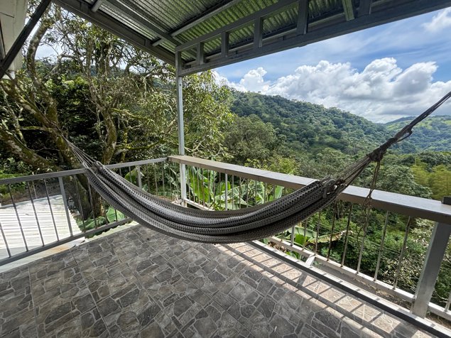 Finca con 2 casas cerca del arroyo en Desmonte en Atenas, Alajuela — $360,000