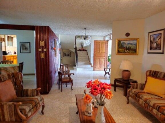 Se vende espaciosa casa con patio en San Pedro de San José 25-1359 in San Pedro, Montes De Oca, San José — $360,000