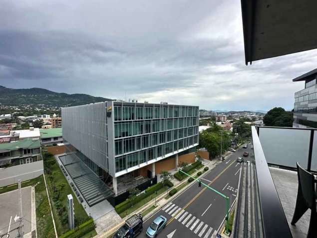 Lujoso Apartamento Amueblado en Escazú Village en San Rafael, Escazú, San José — $550,000