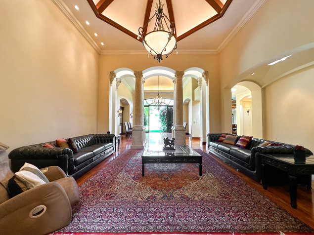 The Majestic House, impresionante casa en Santa Ana en Santa Ana, San José — $1,900,000 - Foto 2 de 21