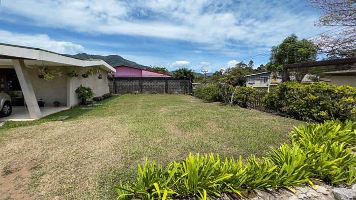 Se vende amplia casa independiente, La Unión, Tres Ríos (FE). in Tres Ríos, La Unión, Cartago — $350,000 - Photo 2 of 19
