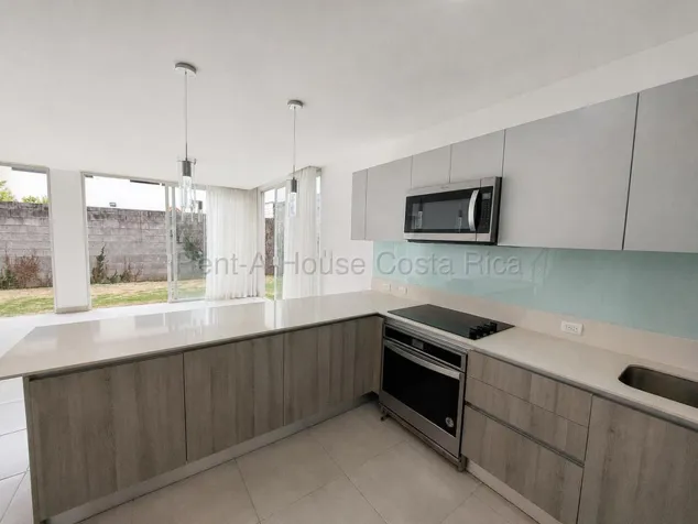 Alquiler de Casa en Condominio La Arboleda, Belén-Heredia. RAH 27-225 in San Antonio, Belén, Heredia — ₡ 1 200 000 - Photo 2 of 17