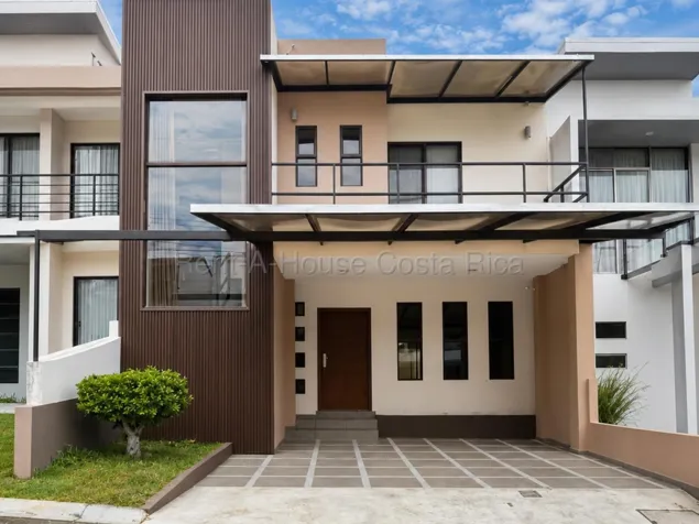 Casa de 3 habitaciones con patio en Heredia in San Francisco, Heredia — $240,000