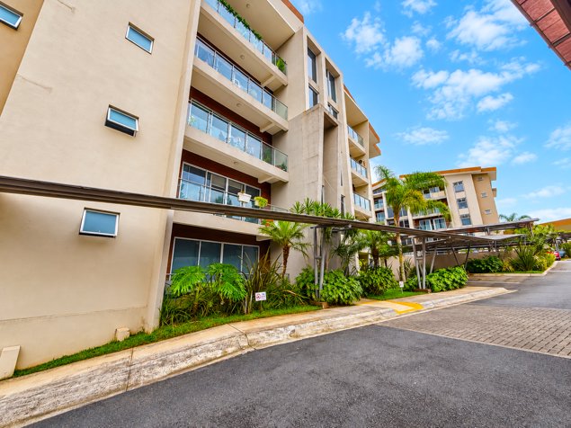 Venta cómodo apartamento con terraza, Granadilla, Curridabat (MJ) en Granadilla, Curridabat, San José — $175,000 - Foto 1 de 10