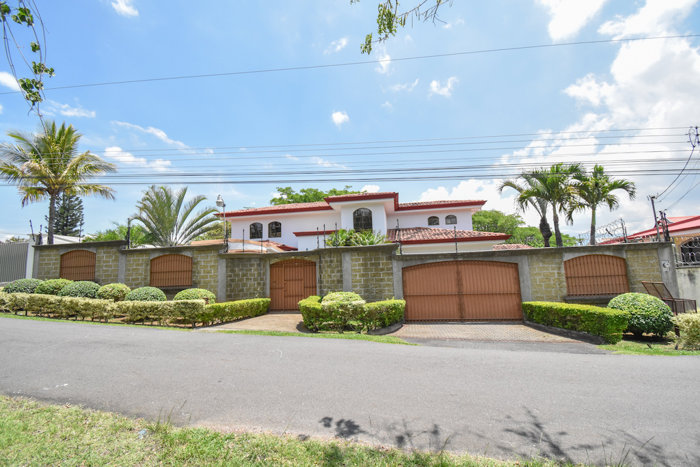 Casa de 3 Habitaciones en Guachipelín de Escazú in Escazú, San José — $465,000