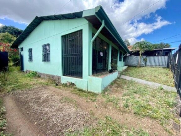 Se vende espaciosa casa con patio en Escazú Centro 25-1306 in Escazú, San José — ₡ 145 000 000