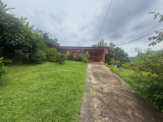 Casa con bonitos acabados cerca de todo en Atenas in Atenas, Alajuela — $250,000
