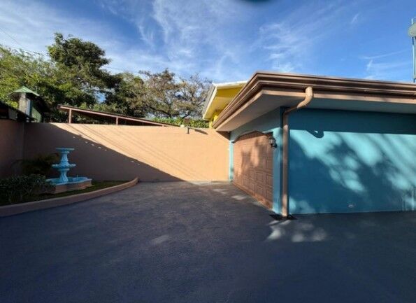 Se vende espaciosa casa con patio en Carrizal de Alajuela 25-1465 en Carrizal, Alajuela — $295,000