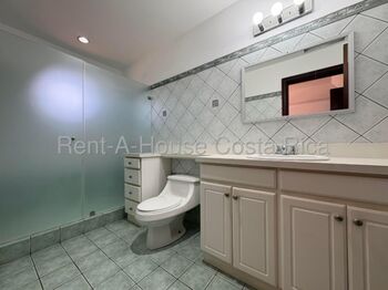 Aproveche alquilar esta gran casa solo por $1950 ESCAZÚ  en San Rafael, Escazú, San José — $1,950 - Foto 4 de 9