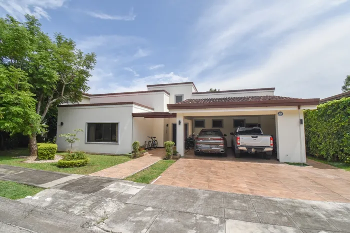 Casa de 1 Nivel con 3 habitaciones en Condominio Bosque Dorado en Piedades, Santa Ana, San José — $535,000