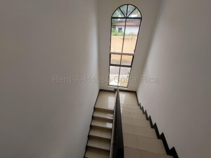 Venta de casa amplia con 4 parqueos, terraza y bodega #26-2264 GS en Brasil, Santa Ana, San José — $260,000