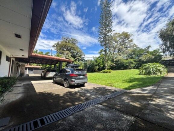 Hermosa y Amplia casa en Santa Ana Alta, Loma, con 5 habitaciones y 4 baños en Santa Ana, San José — $9,000