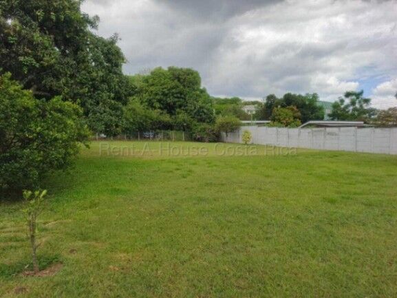 MLS-26-1976 KQ VENTA LOTE SANTA ANA SAN JOSE CONTACTENOS AL # 88987222 en Santa Ana, San José — $340,000