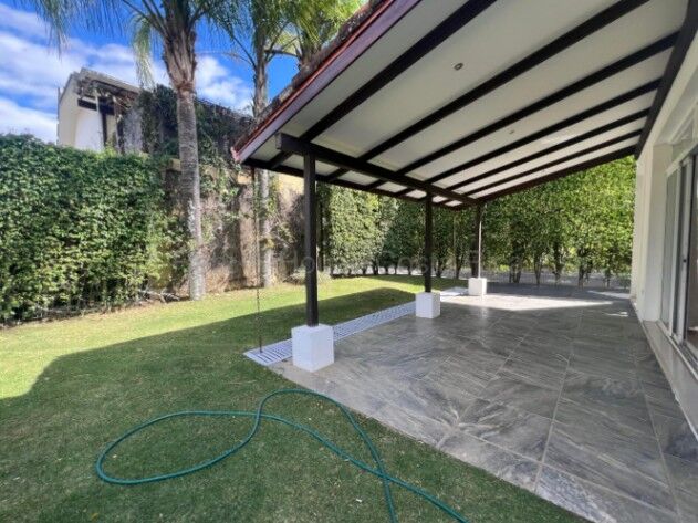 Venta de Lujosa y Amplia Casa en Santa Ana / Mls. 26-1558 OFC JB en Pozos, Santa Ana, San José — $695,000