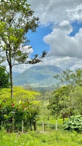 Lote de 600m2 en Altos de Monterrey Vista 360 en La Fortuna, San Carlos, Alajuela — ₡ 48 000 000