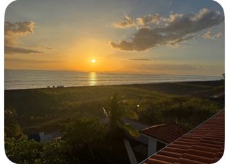 Totalmente renovada: casa frente a la playa con título de 6 habitaciones y piscina en Costa Rica en Tárcoles, Garabito, Puntarenas — $850,000 - Foto 4 de 40