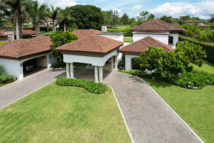 Se vende lujosa casa en Monterán, Curridabat (FAU). in Granadilla, Curridabat, San José — $1,375,000 - Photo 3 of 28