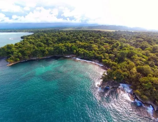 Se vende propiedad frente a playa en Punta Mona, Caribe, Limón (AD) en Sixaola, Talamanca, Limón — $6,600,000