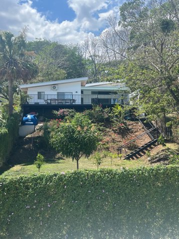Elegante casa con piscina en Atenas en exclusiva comunidad cerrada en Atenas, Alajuela — $489,000