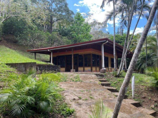 Venta de casa con lote de 3 mil M2 en Acosta Guitil 26-1273 in Guaitil, Acosta, San José — ₡ 60 000 000