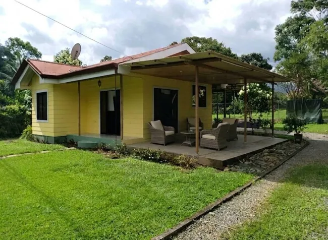 SE ALQUILA CASA EN BARRIO LOURDES CON AMPLIOS ESPACIOS Y EXCELENTE UBICACION in Daniel Flores, Pérez Zeledón, San José — ₡ 300 000
