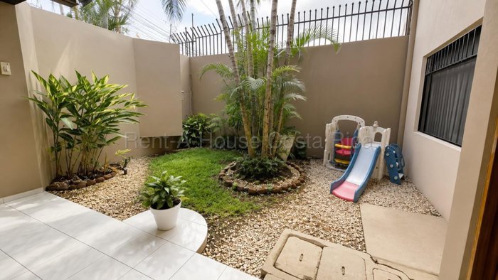 Casa en Lomas de Ayarco, Residencial in Curridabat, San José — $295,000