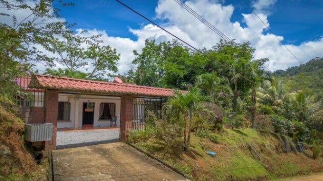 VENTA DE CASA ENCANTADORA CON INVERNADERO Y SEGURIDAD EN LA PALMA, PEREZ ZELEDON in La Amistad, Pérez Zeledón, San José — ₡ 60 000 000