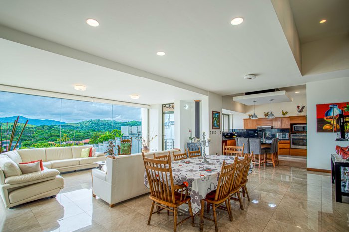 Exclusive 3-Level House in Los Tucanes, San Ramón, Costa Rica en San Ramón, Alajuela — $800,000 - Foto 3 de 23
