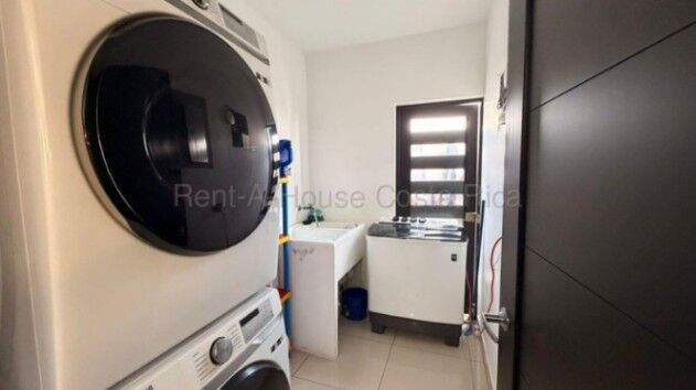 Venta de Casa en Santo Domingo-San Miguel. RAH 26-1977 in San Miguel, Santo Domingo, Heredia — $280,000