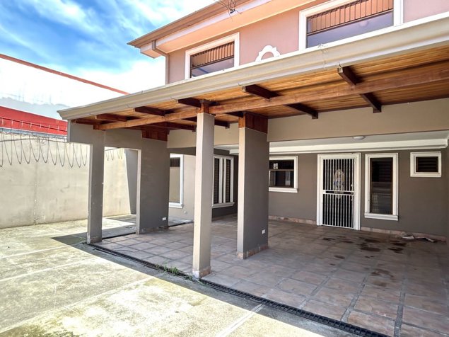 Oportunidad. Casa grande en San Pablo de Heredia in San Pablo, Heredia — $240,000 - Photo 2 of 21