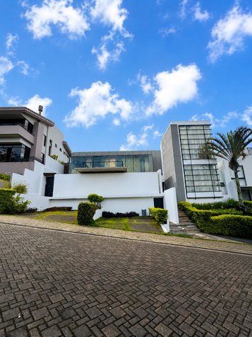 Venta / casa de lujo con apartamento independiente en Tres Ríos, La Unión, Cartago — $800,000 - Foto 2 de 34