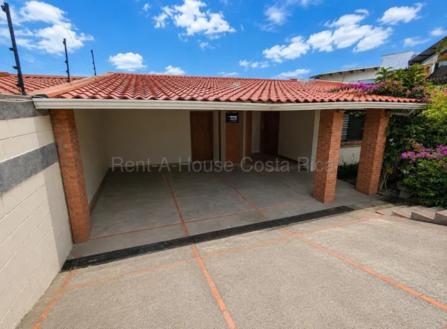 Venta de casa de un nivel con excelentes vistas en Alto de Las Palomas, Escazú #27-406 GS en San Rafael, Escazú, San José — $377,670 - Foto 2 de 11