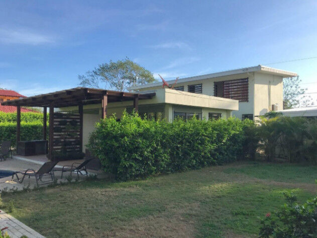 Amplia propiedad en venta de 1013 m², con tres apartamentos en Venta OFC/AD en Tamarindo, Santa Cruz, Guanacaste — $335,000