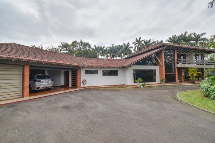 Propiedad de 5086m2 con exclusiva Casa en Santo Tomás in Santo Tomás, Santo Domingo, Heredia — $1,350,000 - Photo 3 of 30