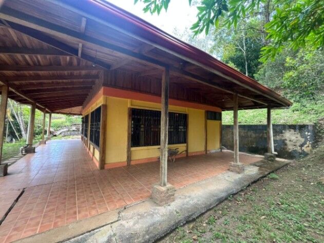 Venta de OPORTUNIDAD Casa con Terreno de 3015m2 en Acosta 26-1273 in Guaitil, Acosta, San José — $120,000