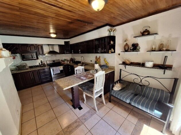 VENTA AMPLIA Y HERMOSA CASA EN RESIDENCIAL CURRIDABAT in Sánchez, Curridabat, San José — $450,000