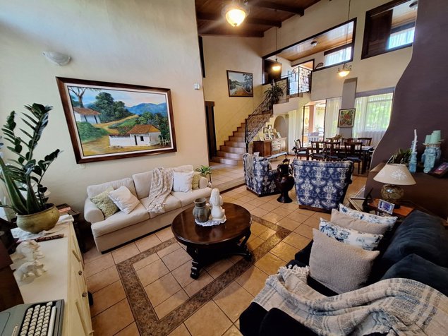 Venta Hermosa casa en venta ubicada en Sánchez de Curridabat in Sánchez, Curridabat, San José — $450,000