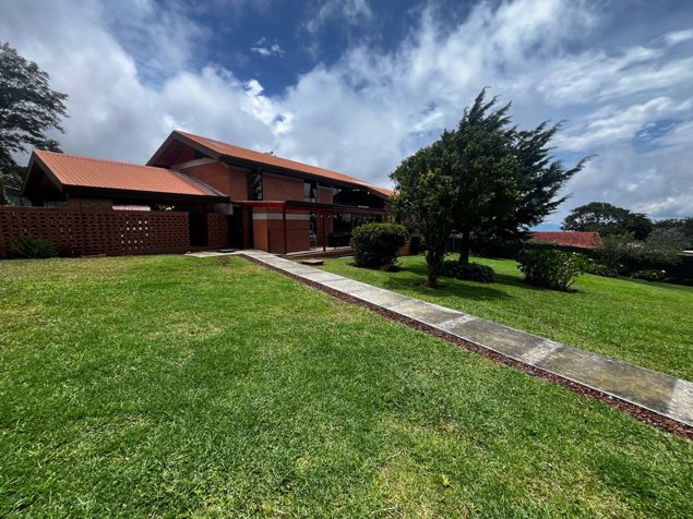 Venta de propiedad con 2 casas en San Rafael de Heredia Tirol in San Rafael, Heredia — $975,000
